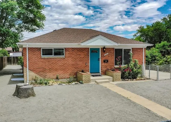 Bright & Spacious Upper Unit With Two Bedrooms In Denver