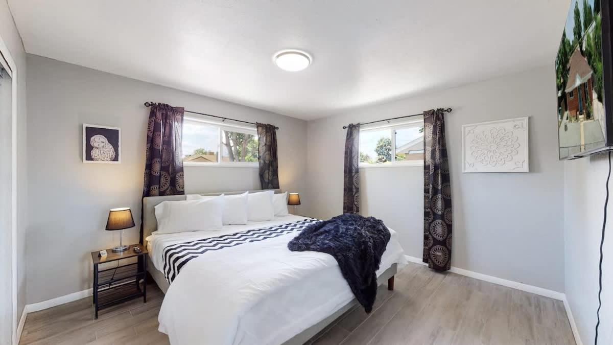 Bright & Spacious Upper Unit With Two Bedrooms In Holiday home