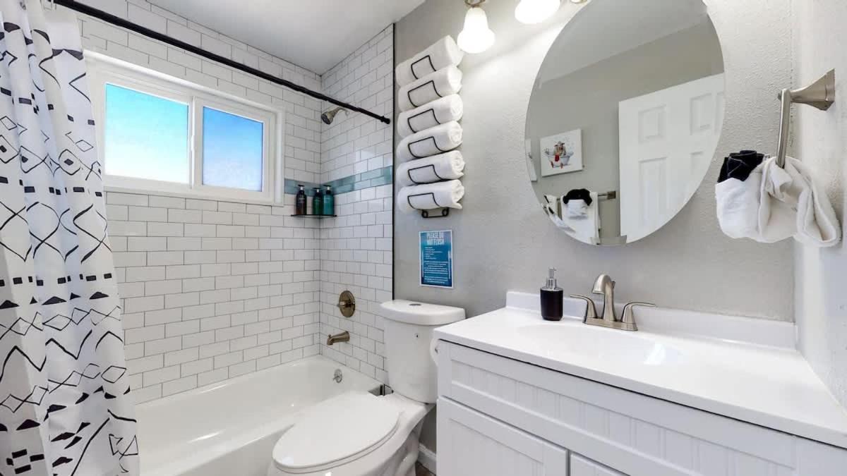 Bright & Spacious Upper Unit With Two Bedrooms In * Denver